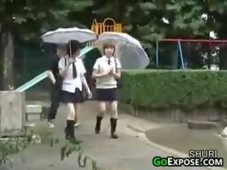 יפני תלמידת בית ספר תחתונים