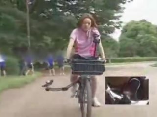 Japán barátnő masturbated míg lovaglás egy specially modified szex csipesz bike!