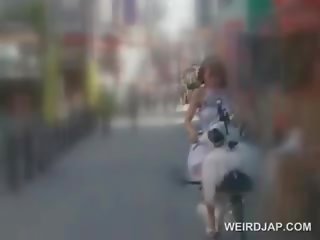 Азіатська підліток лялька отримувати манда вологий в той час як скаче в bike