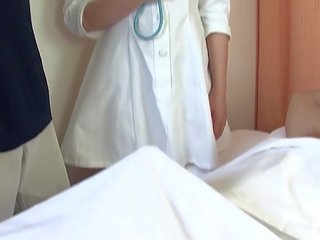 Ázsiai orvosi férfi baszik kettő youths -ban a kórház