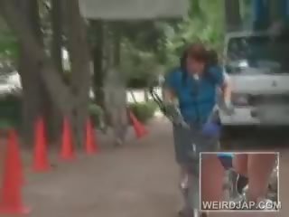 迷人 青少年 亞洲人 辣妹 騎術 bikes 得到 的陰戶 所有 濕