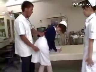 Ápolónő szerzés neki punci dörzsölte által egyetemi tanár és 2. ápolók nál nél a surgery