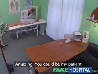 Fakehospital sales rep zasačeni na kamera uporabo muca da prodajamo hungover specialist pills. več na ushotcams